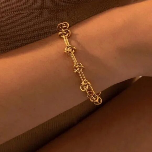 NEW 18k Gold Plated Elegant Gold Knot Bracelet - Picture 2 of 4
